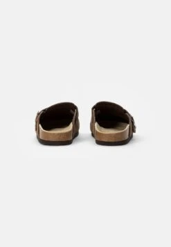 Pier One LEATHER UNISEX - Clogs - Brown -Pier One Sales Store 18a09b6c3e71439784e427988b058842