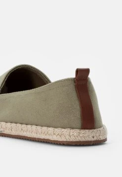 Pier One RENA ESPADRILLE UNISEX - Espadrille - Olive -Pier One Sales Store 8b1ef3dce9d344a08d816af96a53324d